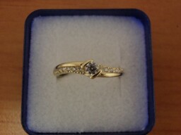 Zlatý zásnubní prsten se zirkony