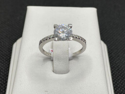 Stříbrný zásnubní prsten s kameny