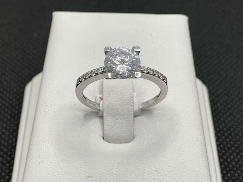 Stříbrný zásnubní prsten s kameny