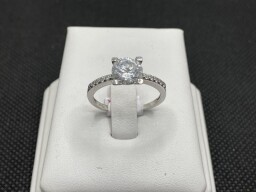 Stříbrný zásnubní prsten s kameny