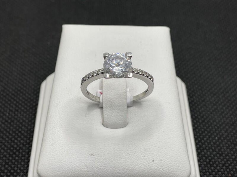 Stříbrný zásnubní prsten s kameny