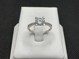 Stříbrný zásnubní prsten s kameny