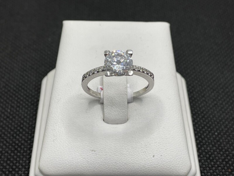 Stříbrný zásnubní prsten s kameny