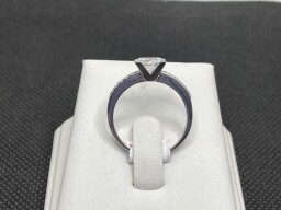 Stříbrný zásnubní prsten s kameny