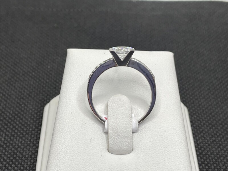 Stříbrný zásnubní prsten s kameny