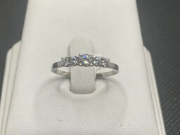 Stříbrný prsten s kameny 