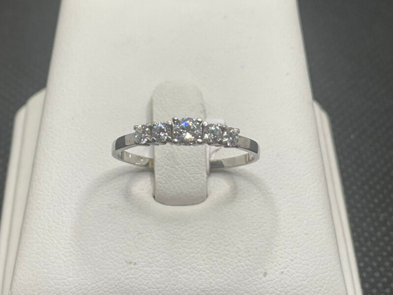 Stříbrný prsten s kameny 