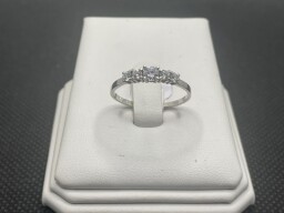 Stříbrný prsten s kameny 