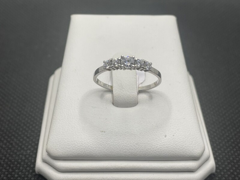 Stříbrný prsten s kameny 