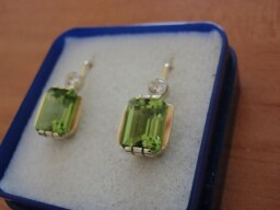 Zlaté náušnice na patent - olivín (peridot)