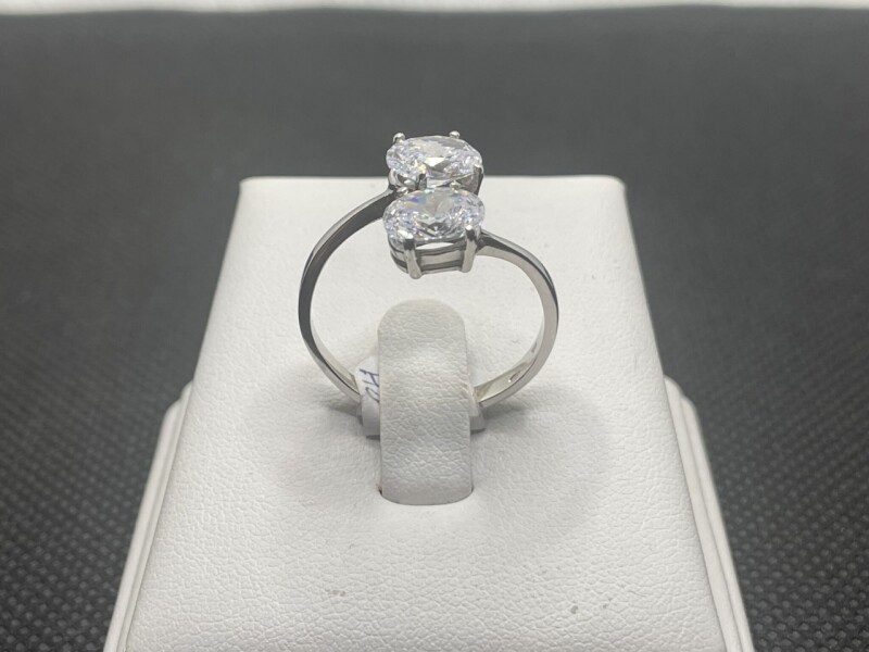 Stříbrný prsten s kameny 