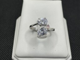 Stříbrný prsten s kameny 