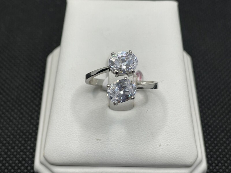 Stříbrný prsten s kameny 