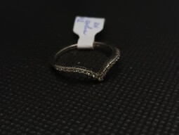 Stříbrný prsten - špička se zirkony 