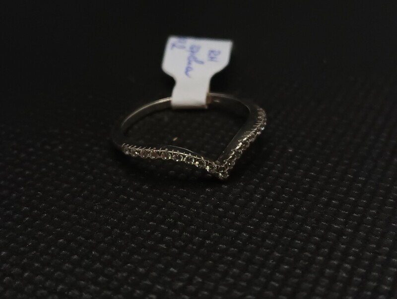 Stříbrný prsten - špička se zirkony 