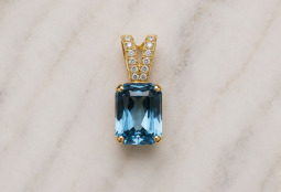 Zlatý přívěsek s kamenem - modrý spinel