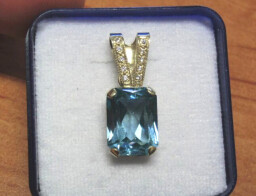 Zlatý přívěsek s kamenem - modrý spinel