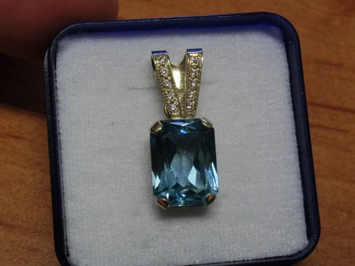 Zlatý přívěsek s kamenem - modrý spinel