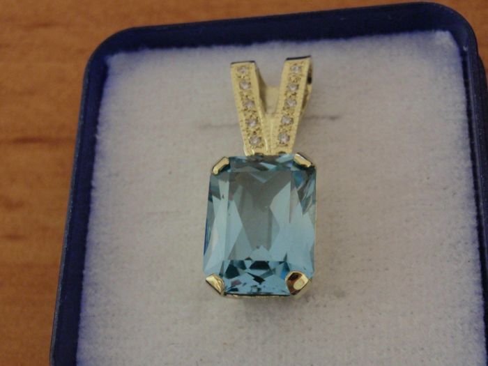Zlatý přívěsek s kamenem - modrý spinel