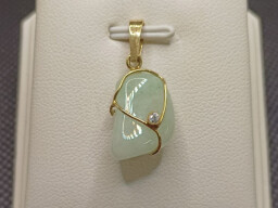 Zlatý přívěsek s polodrahokamem - Avanturin - klec