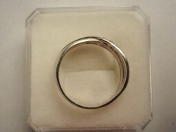 Stříbrný prsten - zirkony