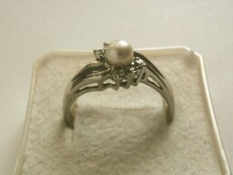 Stříbrný prsten - perla se zirkony