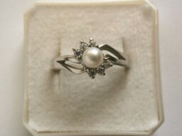 Stříbrný prsten - perla se zirkony