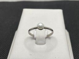 Stříbrný prsten s perličkou 