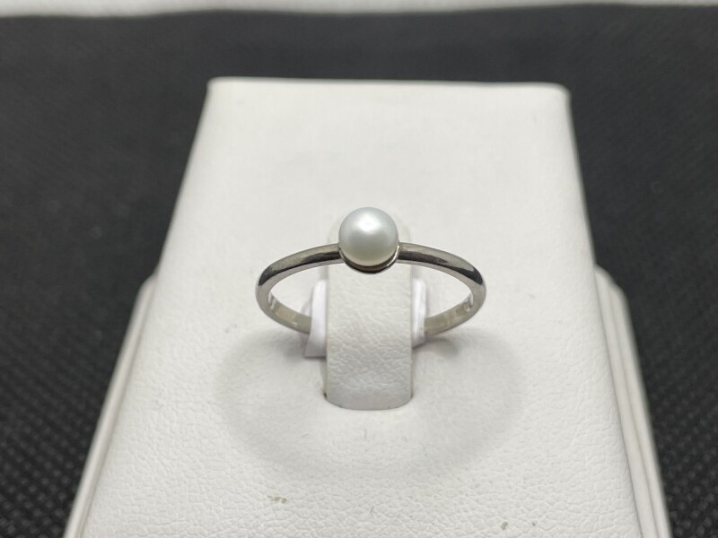 Stříbrný prsten s perličkou 