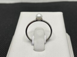 Stříbrný prsten s perličkou 