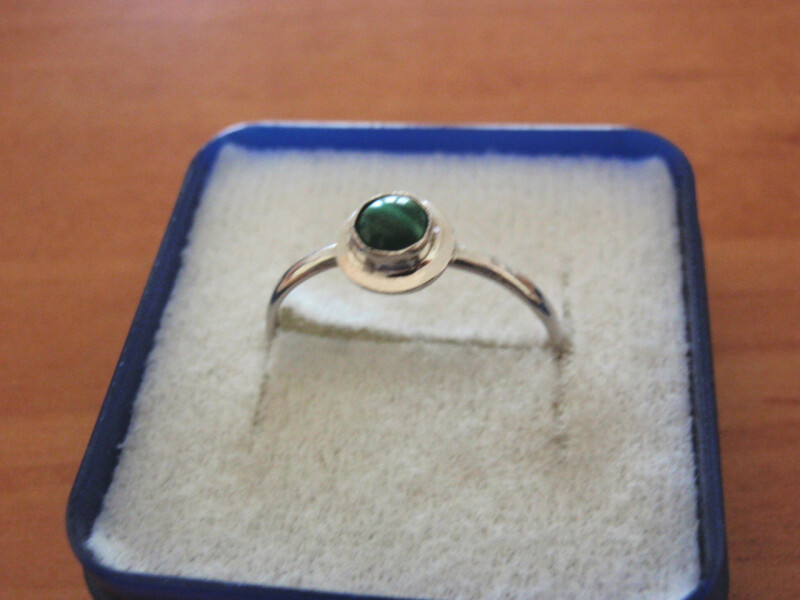 Stříbrný prsten s polodrahokamem