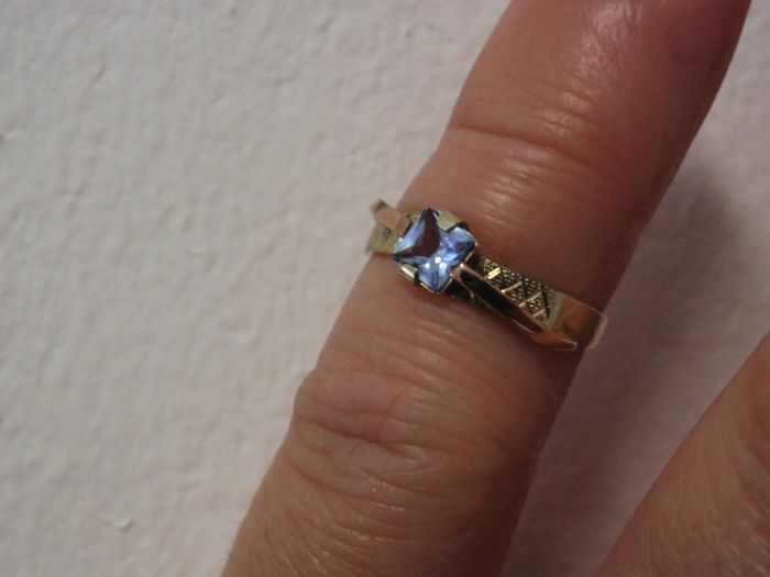 Zlatý prsten s akvamarinem