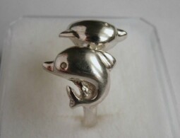 Stříbrný prsten - delfín