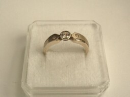 Stříbrný zásnubní prsten - zirkony
