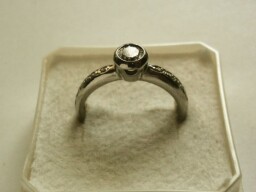 Stříbrný zásnubní prsten - zirkony