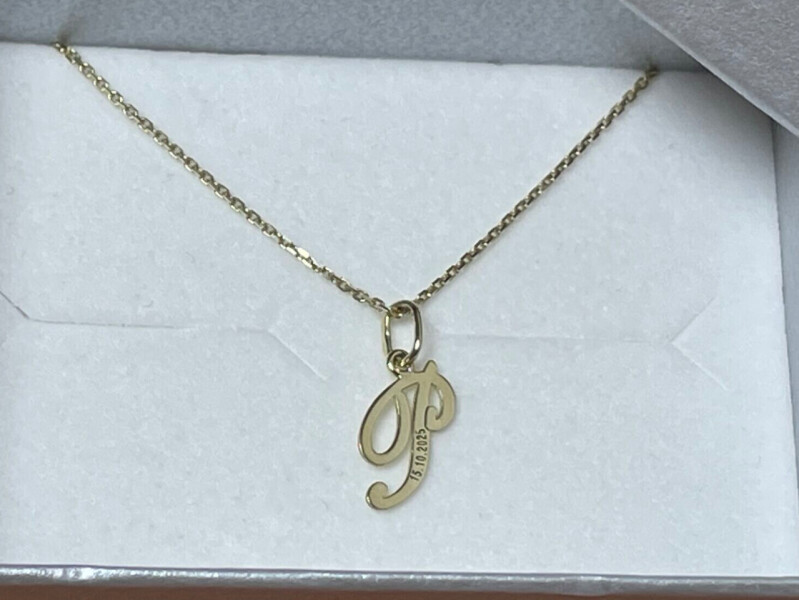 Zlaté písmenko s datumem