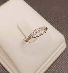 Zlatý prsten se zirkony