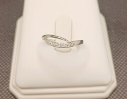 Zlatý prsten se zirkony