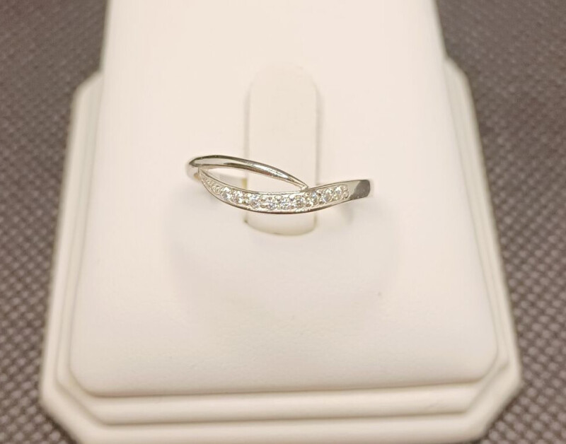 Zlatý prsten se zirkony