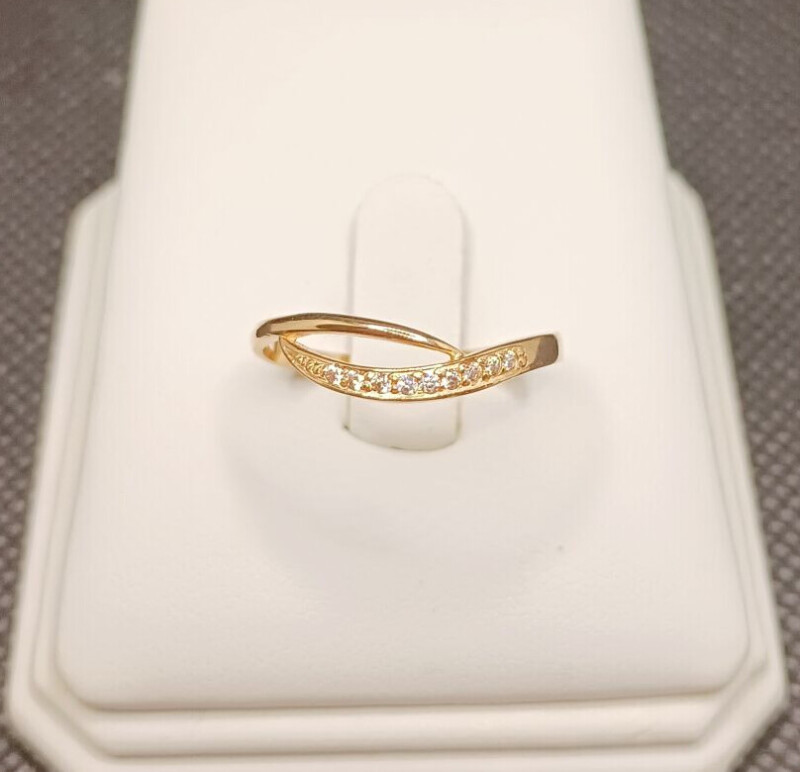 Zlatý prsten se zirkony