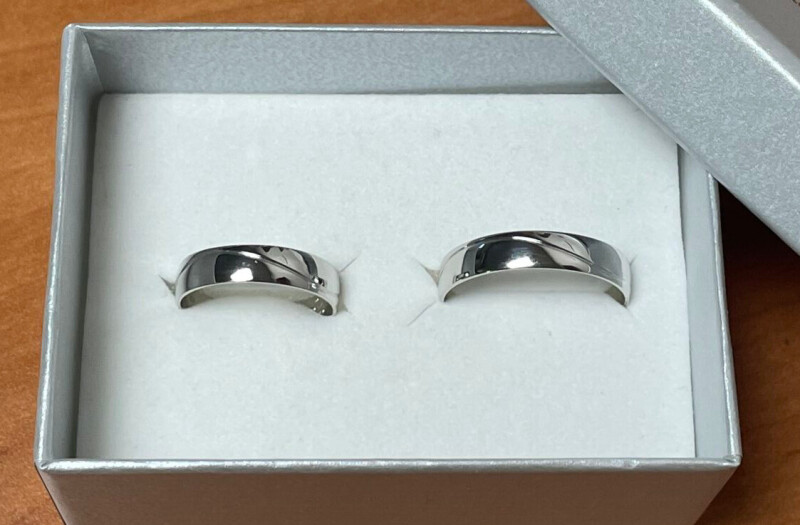 Zlaté snubní prsteny s vlnkou