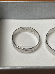 Zlaté snubní prsteny s vlnkou