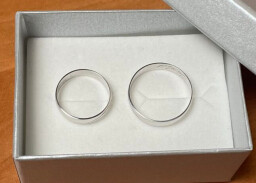 Zlaté snubní prsteny s vlnkou