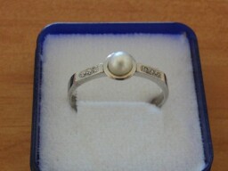 Zlatý prsten s bílou perlou