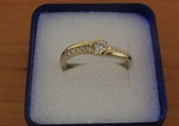 Zlatý zásnubní prsten se zirkony