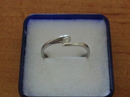 Zlatý zásnubní prsten se zirkonem