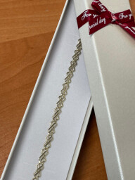 Zlatý ozdobný náramek