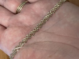 Zlatý ozdobný náramek