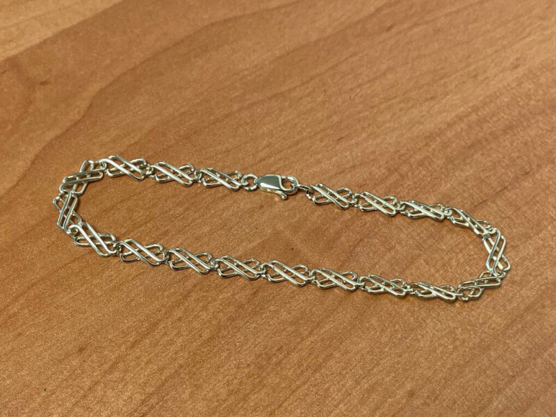 Zlatý ozdobný náramek