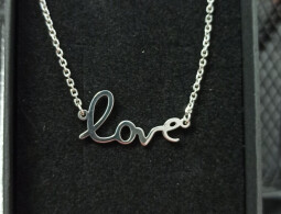 Stříbrný náhrdelník - Love